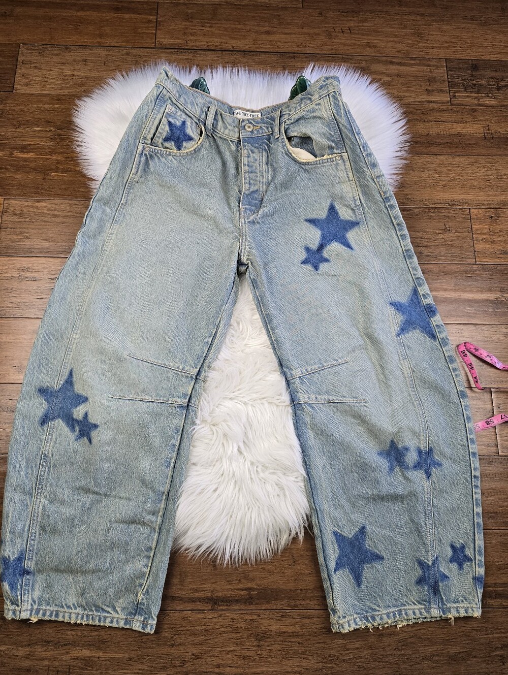 We The Free RARE Shadow Star Good Luck Barrel Jeans 28 - Picture 6 of 16